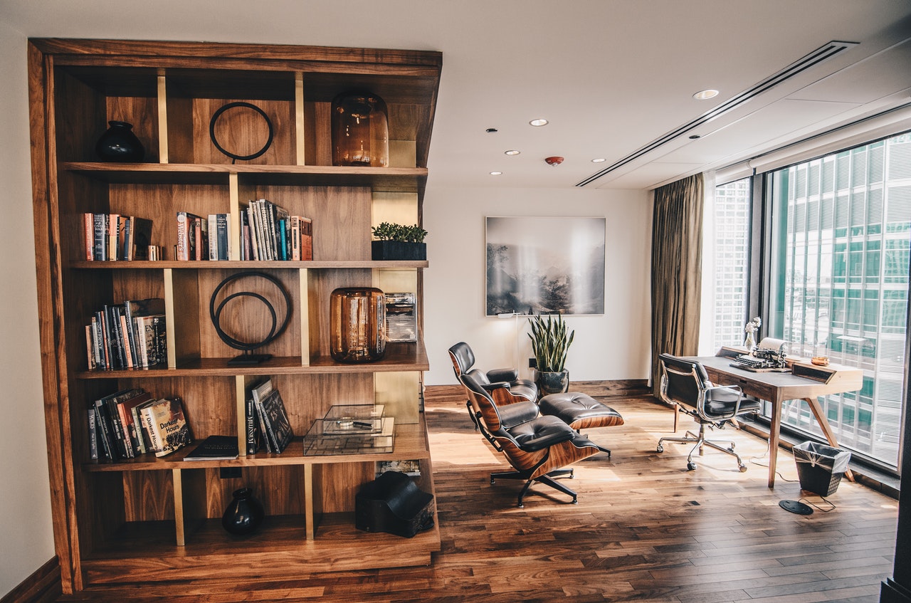 Meble drewniane do salonu – sprawdź, dlaczego warto umeblować nimi pokój dzienny!